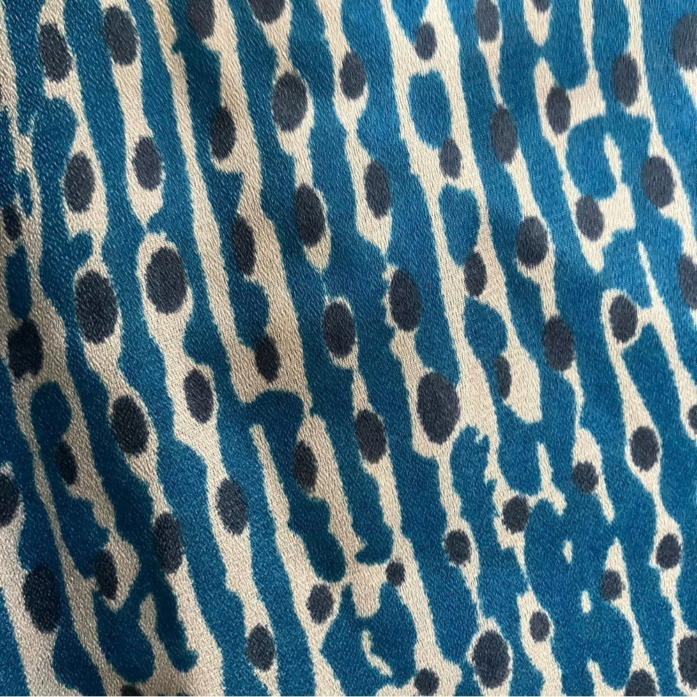 Kasper Woman’s V-neck Tie Button Down Abstract Blue Blouse (10) - Picture 7 of 7